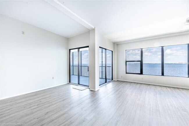 Building Photo - 1750 Jamaica Way