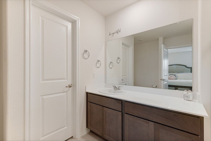 Building Photo - 936 English Dr