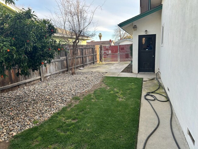 Building Photo - 1434 W Monte Vista Ave