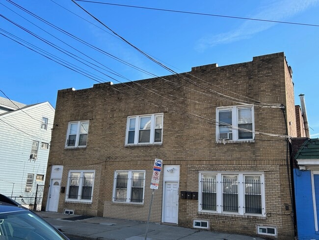 Building Photo - 152 Stuyvesant Ave