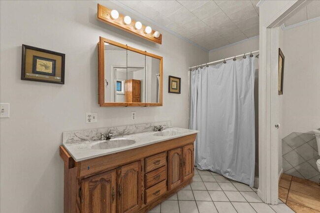 Building Photo - Well-Cared for historic beauty in private setting tucked in the Hill Section