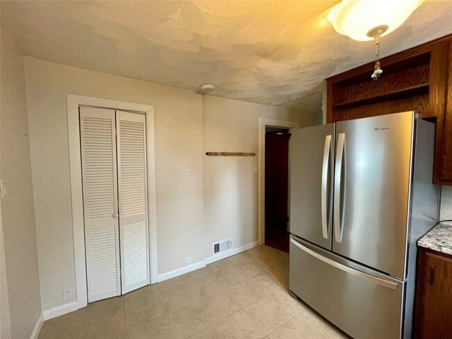 Building Photo - 206 E Edwards St