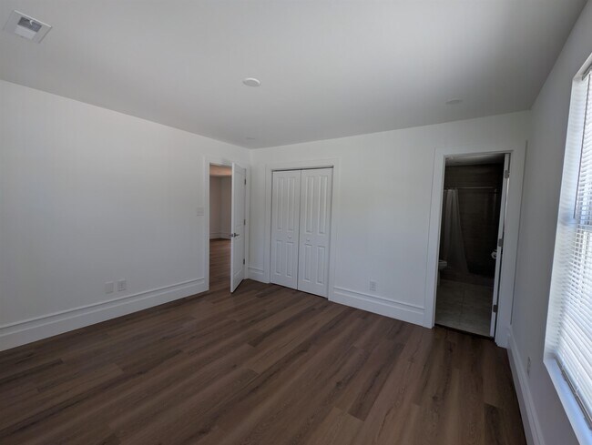 Building Photo - 2201 Livingston Ln
