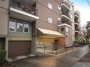 Building Photo - Location, Location!! 2-bedroom Condo in Ma...
