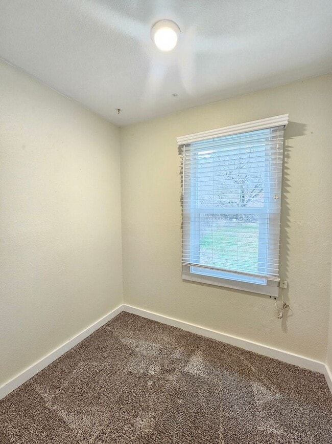 Building Photo - $1,600 - 2 Bed / 1 Bath Spacious House in Latah Valley Neighborhood