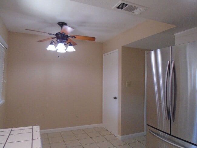Building Photo - QUAILWOOD CUTIE IN GATED COMMUNITY!!!