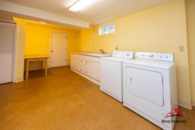 Building Photo - 3205 NE Davis St