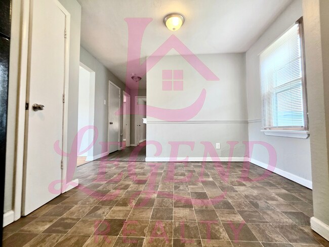 Building Photo - Charming 2-bedroom, 1-bath home with detached garage!