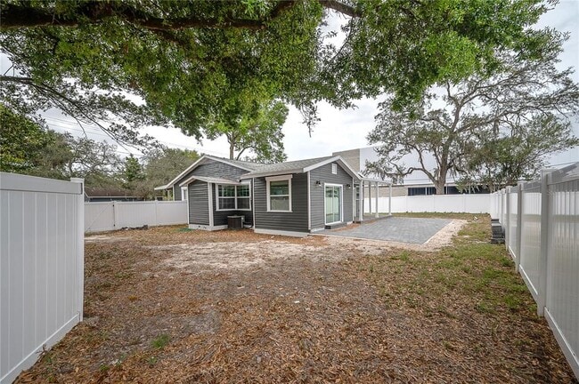 Building Photo - 1202 E Giddens Ave
