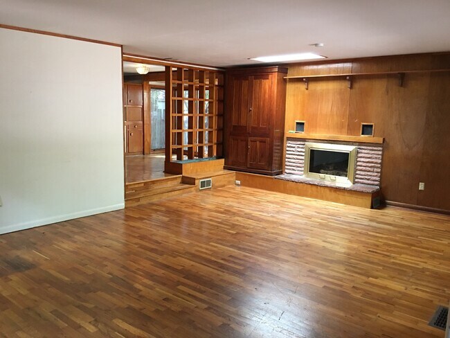 Building Photo - *MAXED OUT ON APPLICATIONS, NOT ACCEPTING MORE* Location, location, location. Great 4 bedroom one...