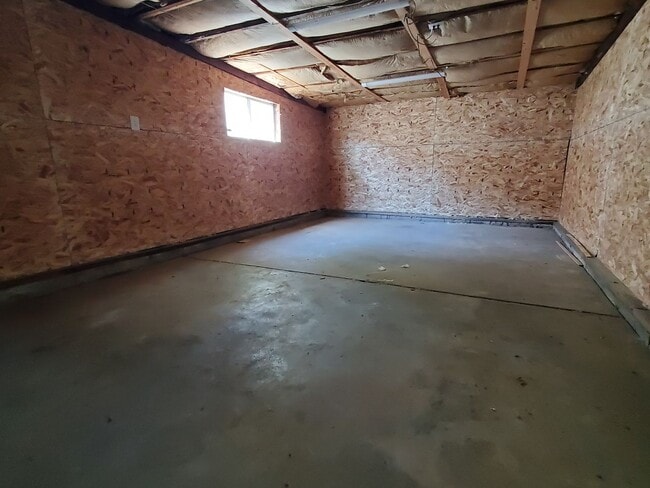 Building Photo - 2 Bedroom House in Clinton, IN