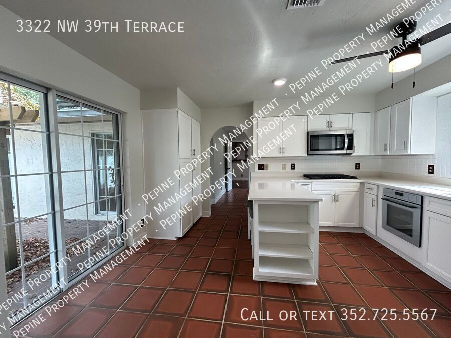 Building Photo - 3322 NW 39th Ter