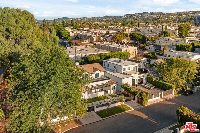 Building Photo - 4824 Saloma Ave