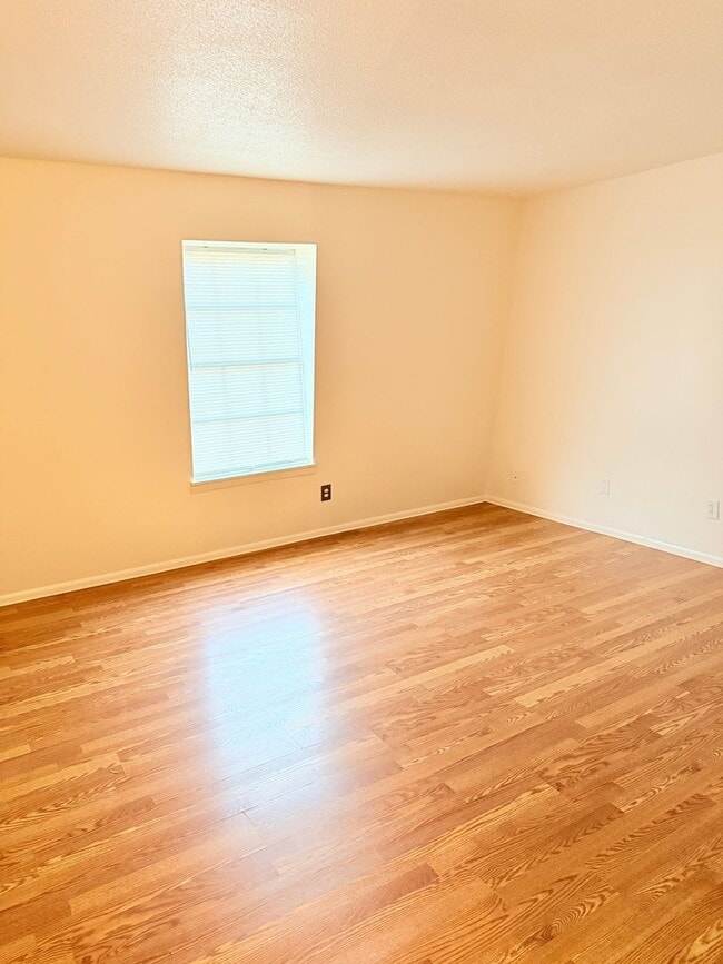 Building Photo - 3828 Country Club Rd