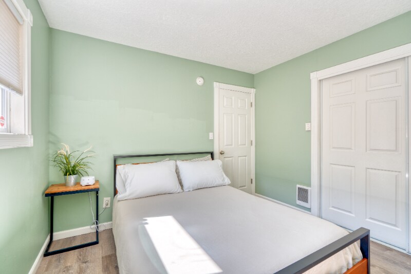 Building Photo - 4122-4128-4128 SE 65th Ave