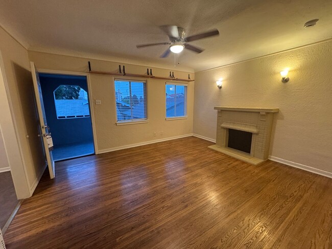 Building Photo - Adorable Upstairs Back Unit Duplex