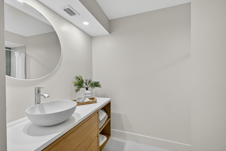 Guest Bathroom - 261 Deer Creek Blvd