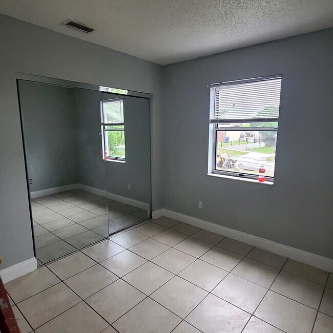 Building Photo - 7102 Holiday Dr