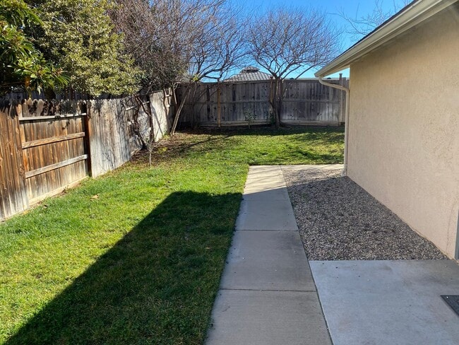 Building Photo - 518 Irelan Dr