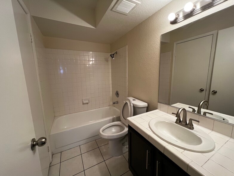 Building Photo - 7570 W Flamingo Rd