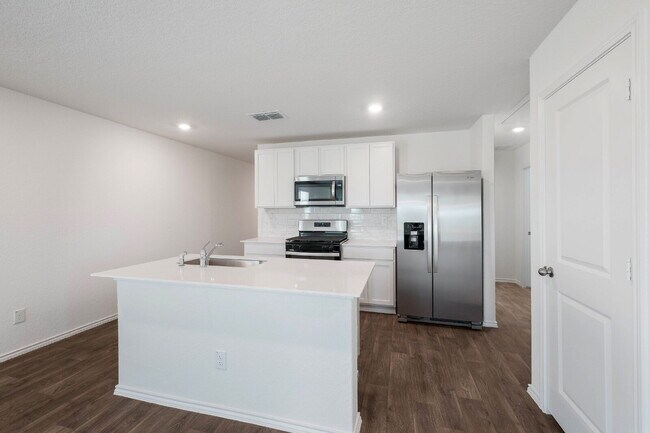 Building Photo - Redbird Ranch 4 Bedroom, 2 Bath, Internet Included, Tons of Amenities