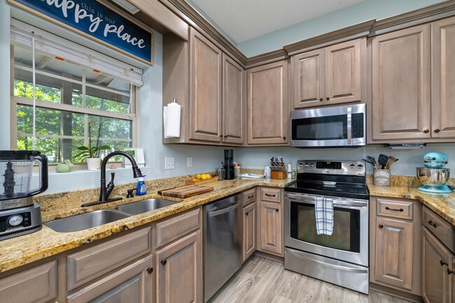 Building Photo - 930 Loring Mill Rd