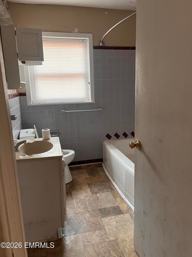 Building Photo - 107 Oak Ridge Dr