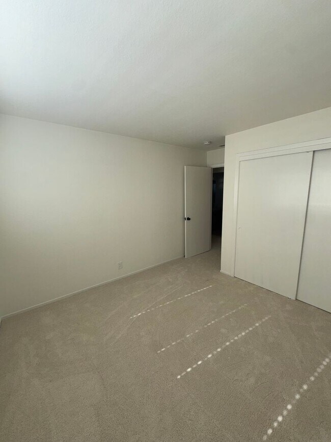 Building Photo - Walking distance to beaches, restaurants, 3 bedroom, 2 bathroom, upstairs level of home