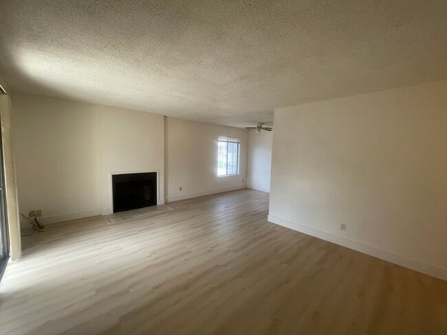 Building Photo - 1221 N Peach Ave