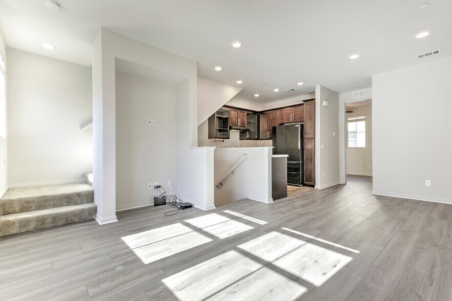 Building Photo - 14121 W Oak Ln