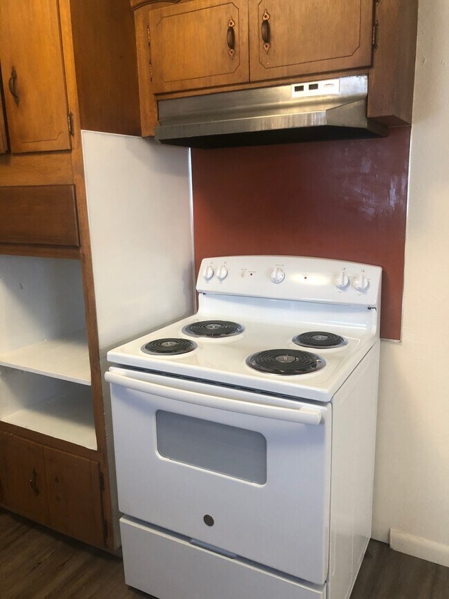 Building Photo - CLYDE AMERICA!  3 bed 1 bath 1 car garage!...