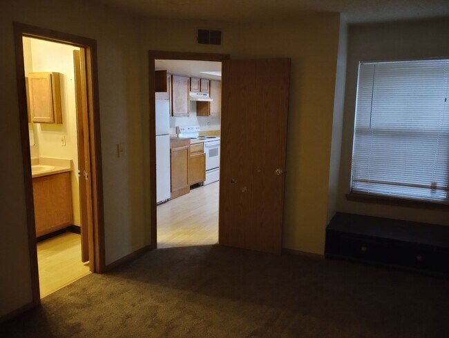 Building Photo - Dearborn 2 bed 1 bath, Great location off Miss. and Sable near I-225 and Aurora Mall