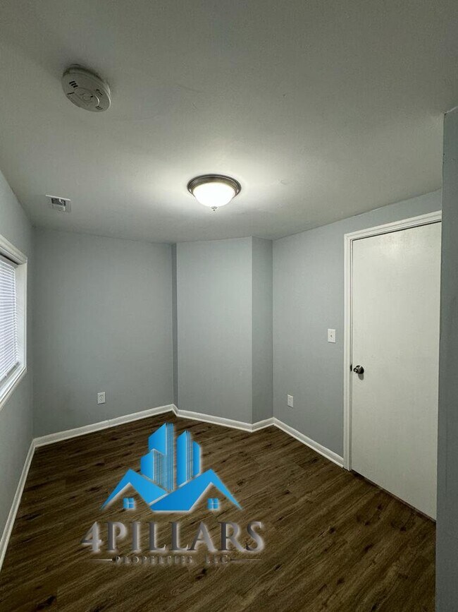 Building Photo - "Charming 2 Bed, 1 Bath Cedar Lake Rental - Ideal for Cozy Living!"