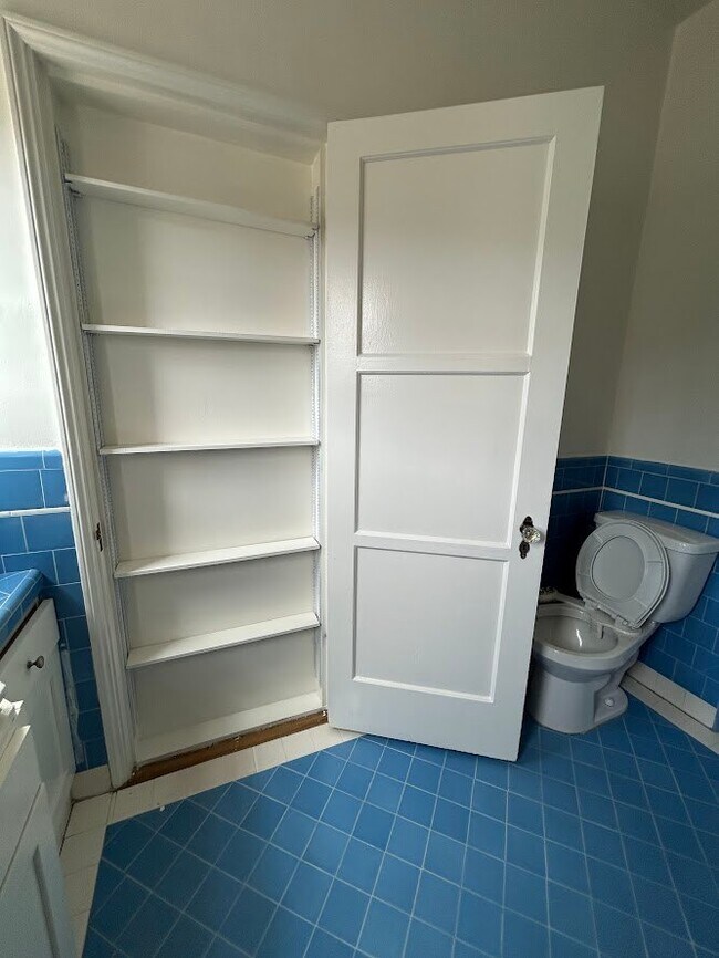 Building Photo - 1062 Masselin Ave