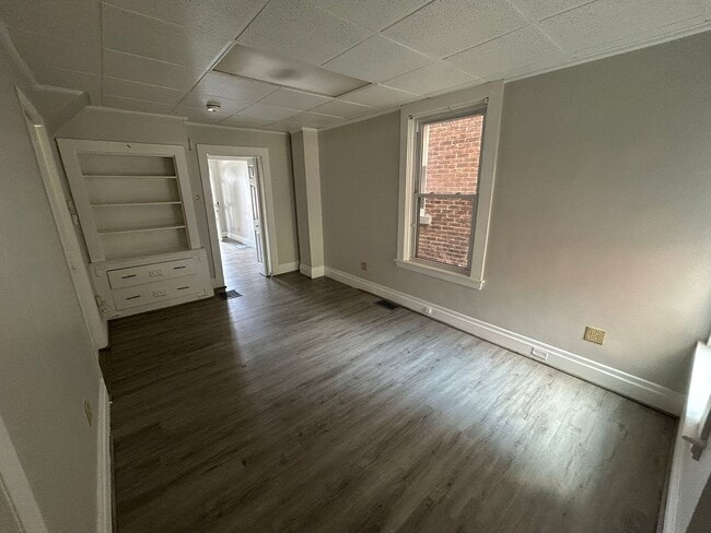 Building Photo - Newly Renovated 2 Bedroom 1.5 Bath in Dorm...