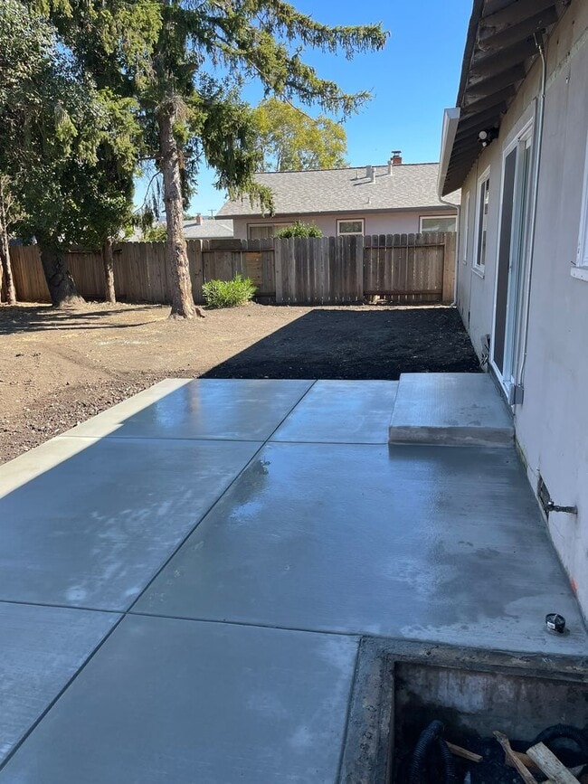 Building Photo - Refreshed 3 Bedroom