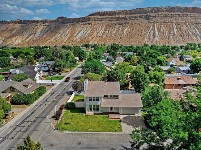 Building Photo - For Rent – Beautiful 4 Bedroom Home in Palisade