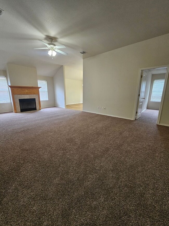 Building Photo - (3) Bed/(2) Bath In NE Norman Avail NOW!