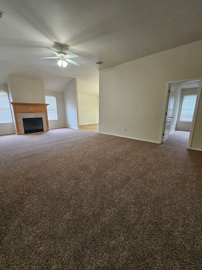 Building Photo - REDUCED! (3) Bed/(2) Bath In NE Norman Ava...