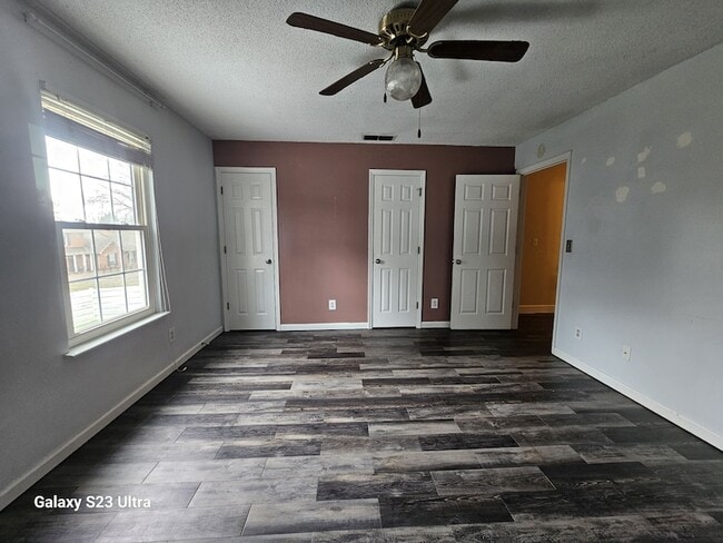 Building Photo - 615 Lilly Ln