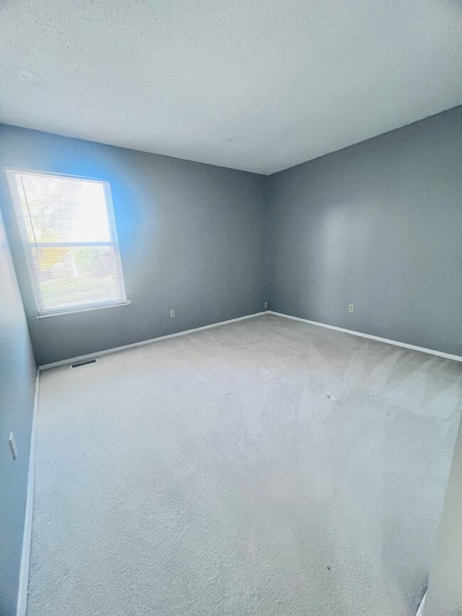 Building Photo - Perfect Nestled Condo Call Now!