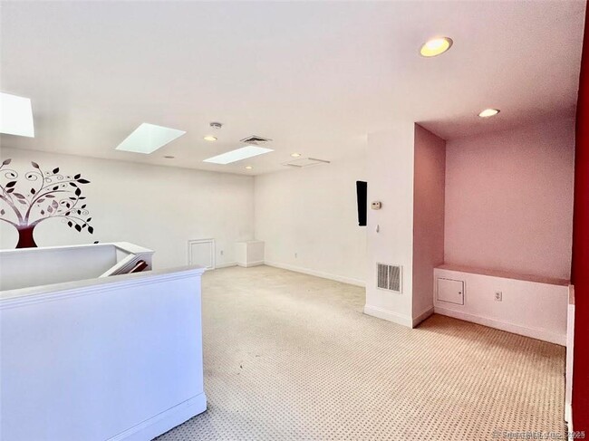 Building Photo - 2 Dogwood Ct
