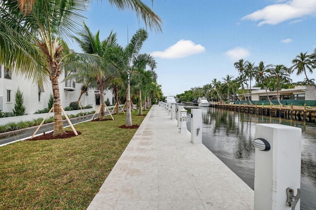 Building Photo - 400 Mola Ave