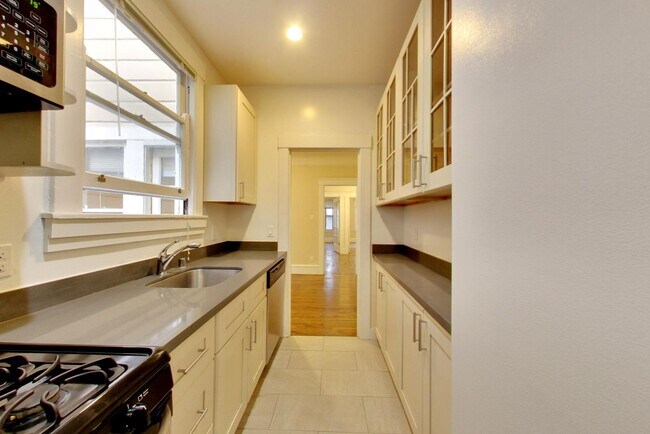Building Photo - Parking! 2BR. Private Patio!  DISHWASHER! On-Site LAUNDRY! HARDWOOD!
