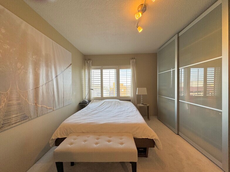 Building Photo - 4545 Wornall Rd