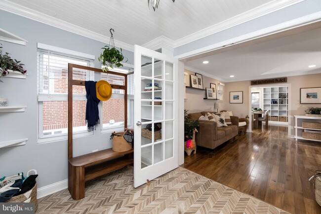 Building Photo - 22 W 6th Ave