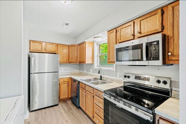 Building Photo - 3500 Warwick Dr