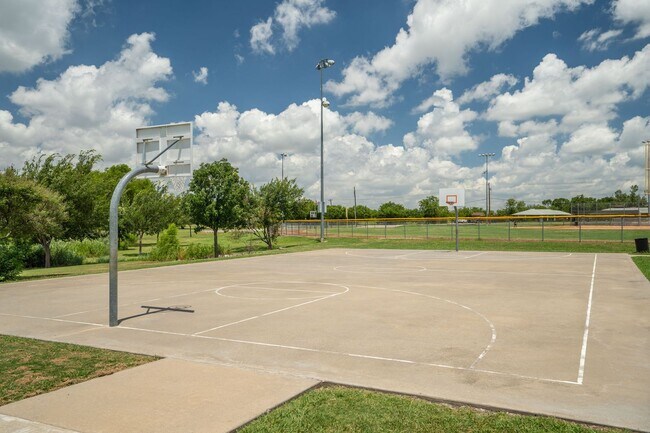 Building Photo - Jewel St- Duplex