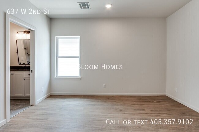 Building Photo - 637 W 2nd St