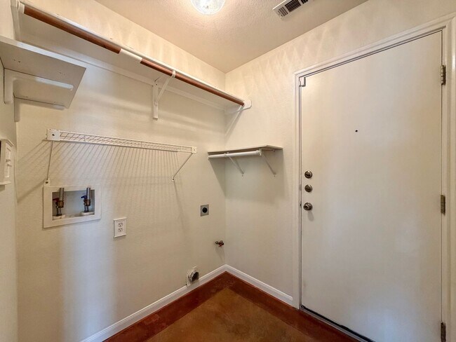 Building Photo - 14900 Doria Dr